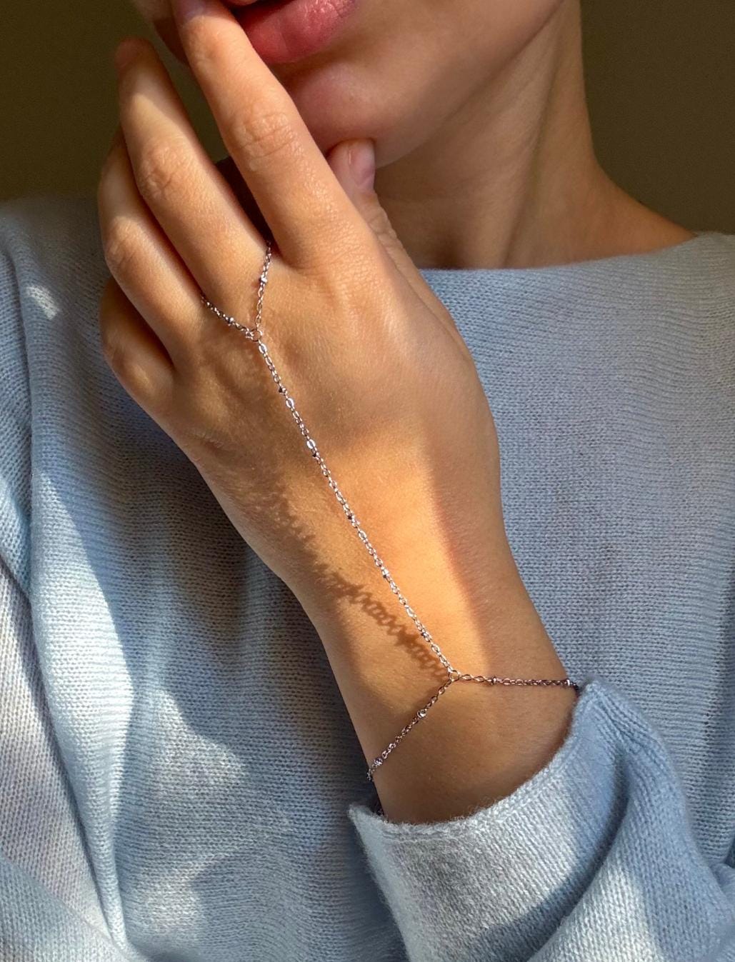 Silver Hand Chain Bracelet, Dainty Finger Minimalist Jewelry, Delicate Body Adjustable Ring Bracelet von solynebijoux