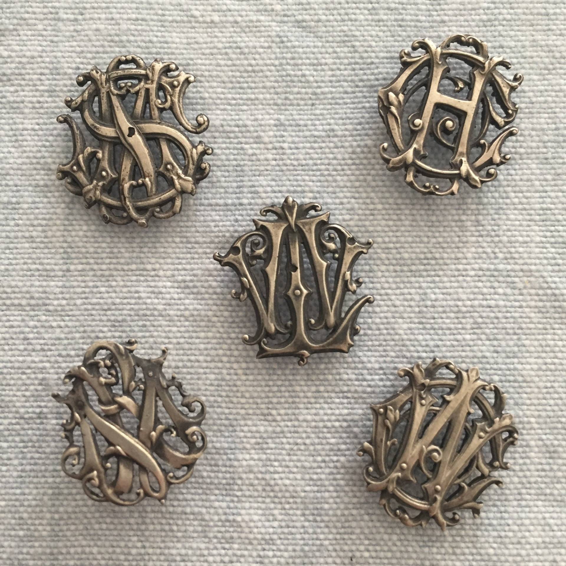 Hübsches Monogramm Aus Sterlingsilber - Anzug-Anpassung Initiale 1, 2 cm Hochzeits-Knopfloch, Alter Schmuck, Kleiderbügel Mit Buchstaben Hübsches Monogramm Aus Sterlingsilber - Anzug-Anpassung Initiale 1, 2 cm Hochzeits-Knopfloch, Alter Schmuck, Kleiderbügel Mit Buchstaben von somethingoldFr