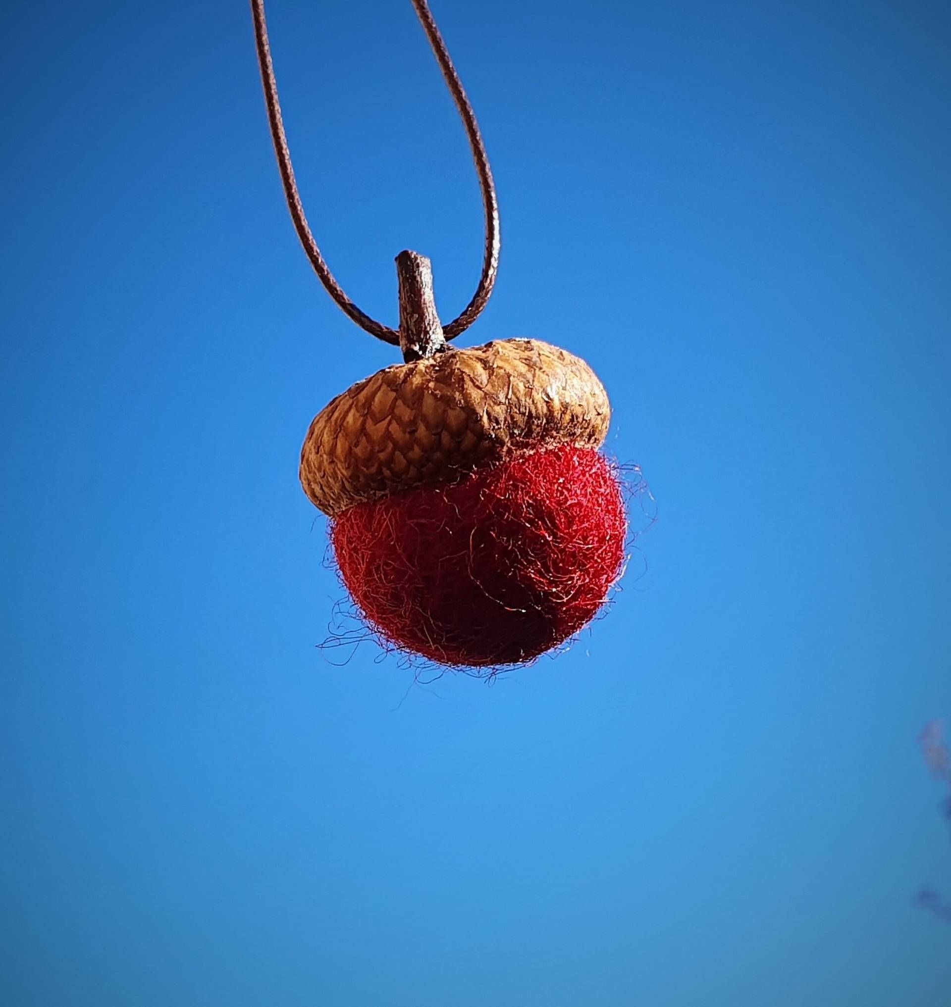 Kette ~ Filzperle & Eichelkäppchen Anhänger Holz, Filz Halskette, Geschenk Für Frauen, Holz Schmuck, Lange Kette, Perlen von sommerelf