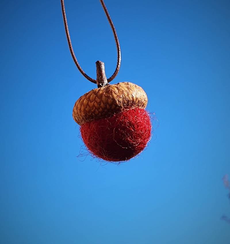 Kette ~ Filzperle & Eichelkäppchen Anhänger Holz, Filz Halskette, Geschenk Für Frauen, Holz Schmuck, Lange Kette, Perlen von sommerelf