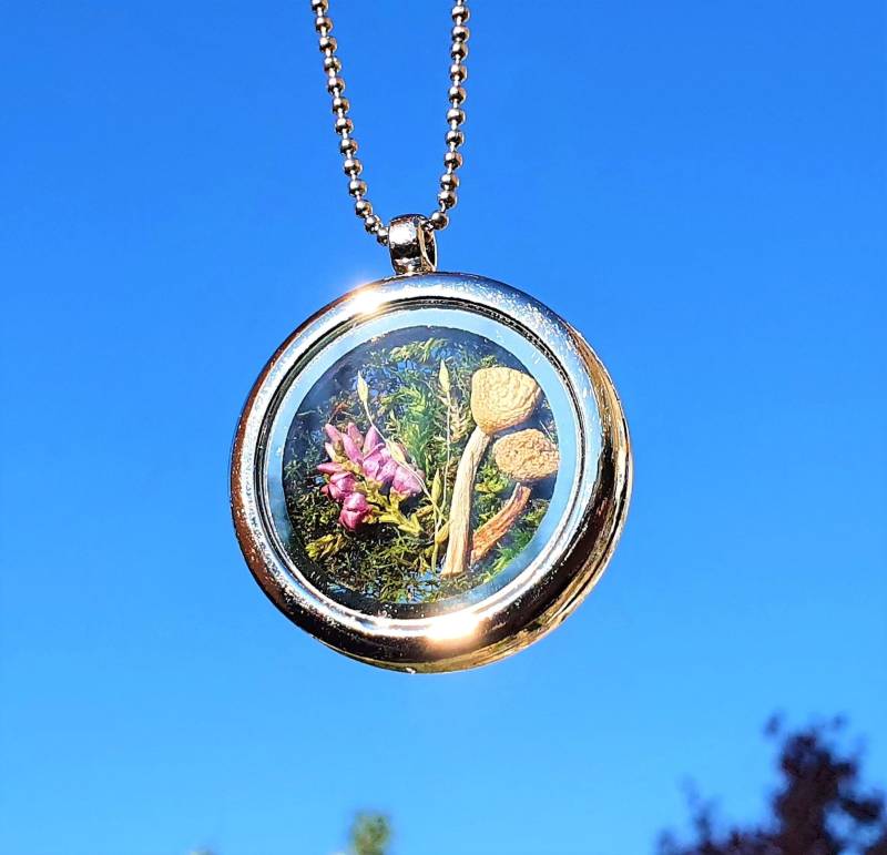 Kette ~ Herbstlandschaft Im Medallion Pilzschmuck, Geschenk Frau, Getrocknete Blumen Kette, Gepresste Blüten, Glasmedaillon, Anhänger Pilz von sommerelf