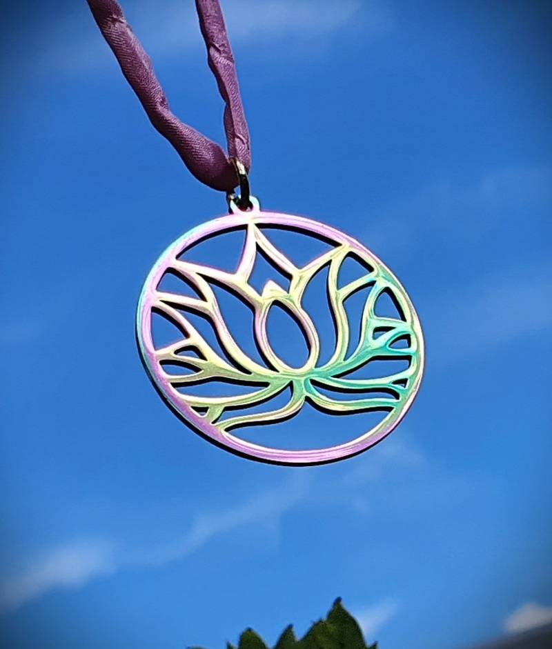 Kette Lotusblüte, Boho Kette, Geschenk Für Romantiker, Lotusblüten Schmuck, Seidenband Mit Anhänger, Blüten Halskette, Lotusblüte Anhänger von sommerelf