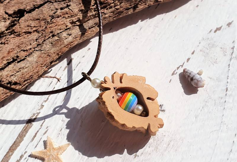 Kette ~ Nektarinenperle & Regenbogen Holz Halskette, Perlen Kette, Filigrane Geschenk Frau, Handgemachter Schmuck, Anhänger von sommerelf