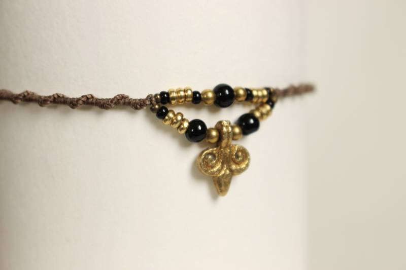 Makramee Fußband Laya | Mikromakramee Fußkettchen Fußschmuck Naturschmuck von sommervogelstudio