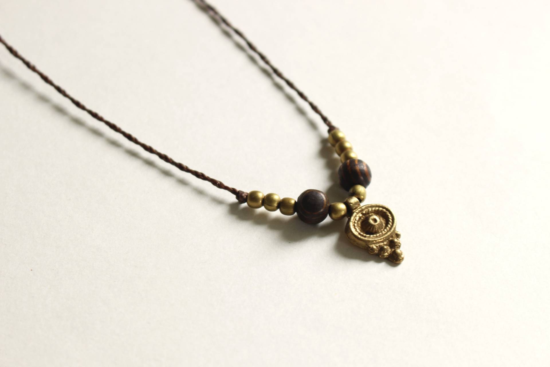 Makramee Kette Sunyata | Kettenanhänger Holzperlen Mikromakramee Messinganhänger| Körperschmuck Naturschmuck Makramee Kette Sunyata | Kettenanhänger Holzperlen Mikromakramee Messinganhänger| Körperschmuck Naturschmuck von sommervogelstudio