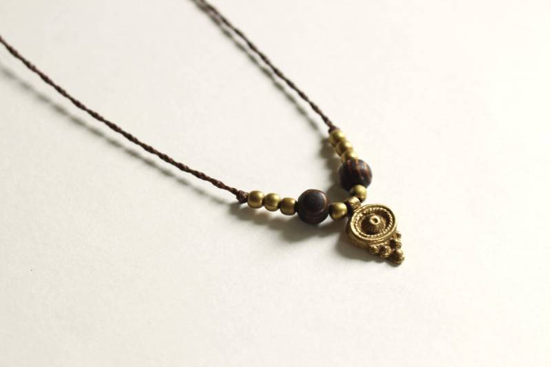 Makramee Kette Sunyata | Kettenanhänger Holzperlen Mikromakramee Messinganhänger| Körperschmuck Naturschmuck von sommervogelstudio