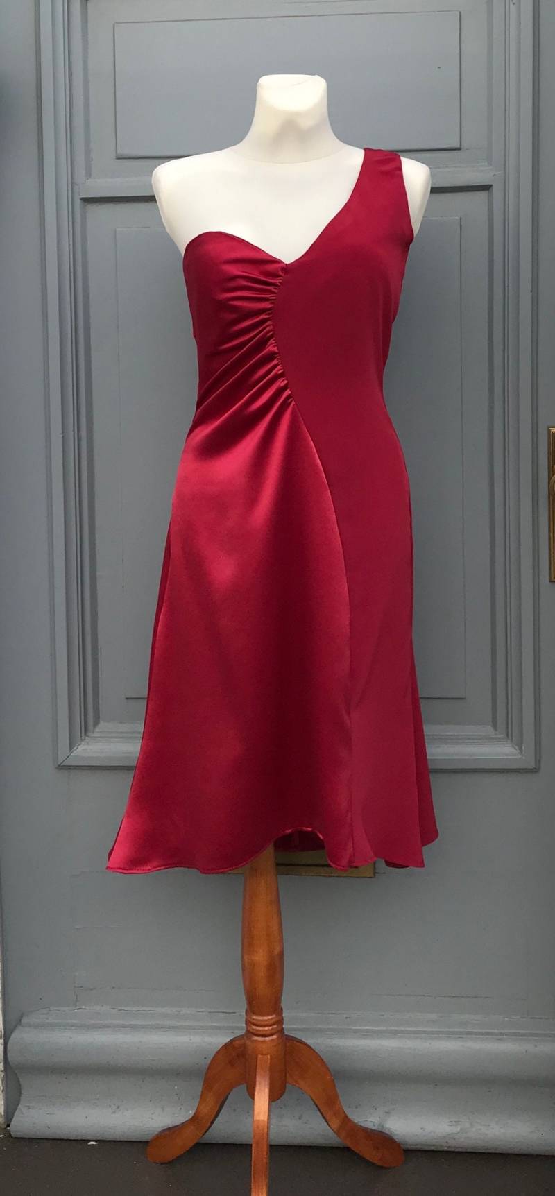 Achtung Eyecatcher Figur Betonendes Rotes Einträger Kleid Aus Satin, Asymmetrisch, Gr 36 von sonjamodedesign