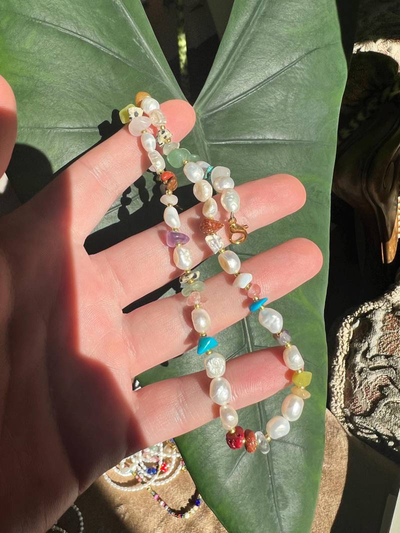 Süßwasserperlenkette Mit Bunten Edelsteinen | Upcycling-Schmuck Aus Alten Ketten Handgemachtes Unikat Edelstahlverschluss von soondiy