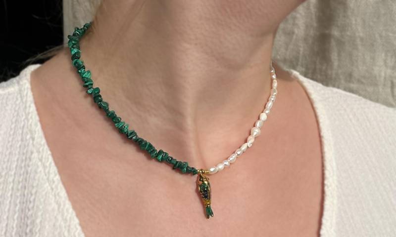 Süßwasserperlenkette Mit Malachit-Splittern & Gold-Grünem Fischanhänger | Upcycling Unikat Handgemacht Edelstahlverschluss von soondiy