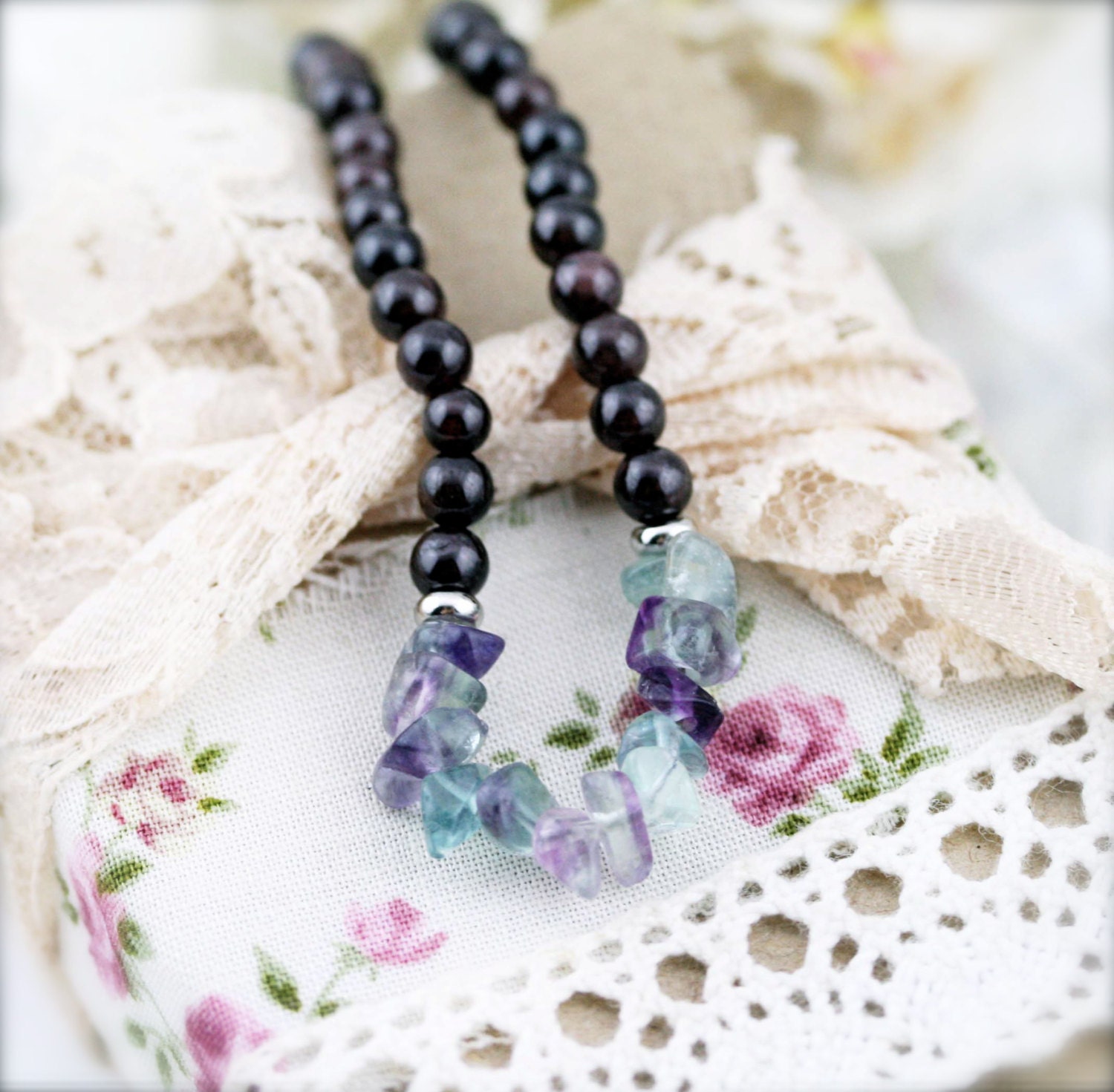 Energetisierende Und Erfolgversprechende Halskette | Unisex - Aus Granat Fluorit Energetisierende Und Erfolgversprechende Halskette | Unisex - Aus Granat Fluorit von sophinegiam