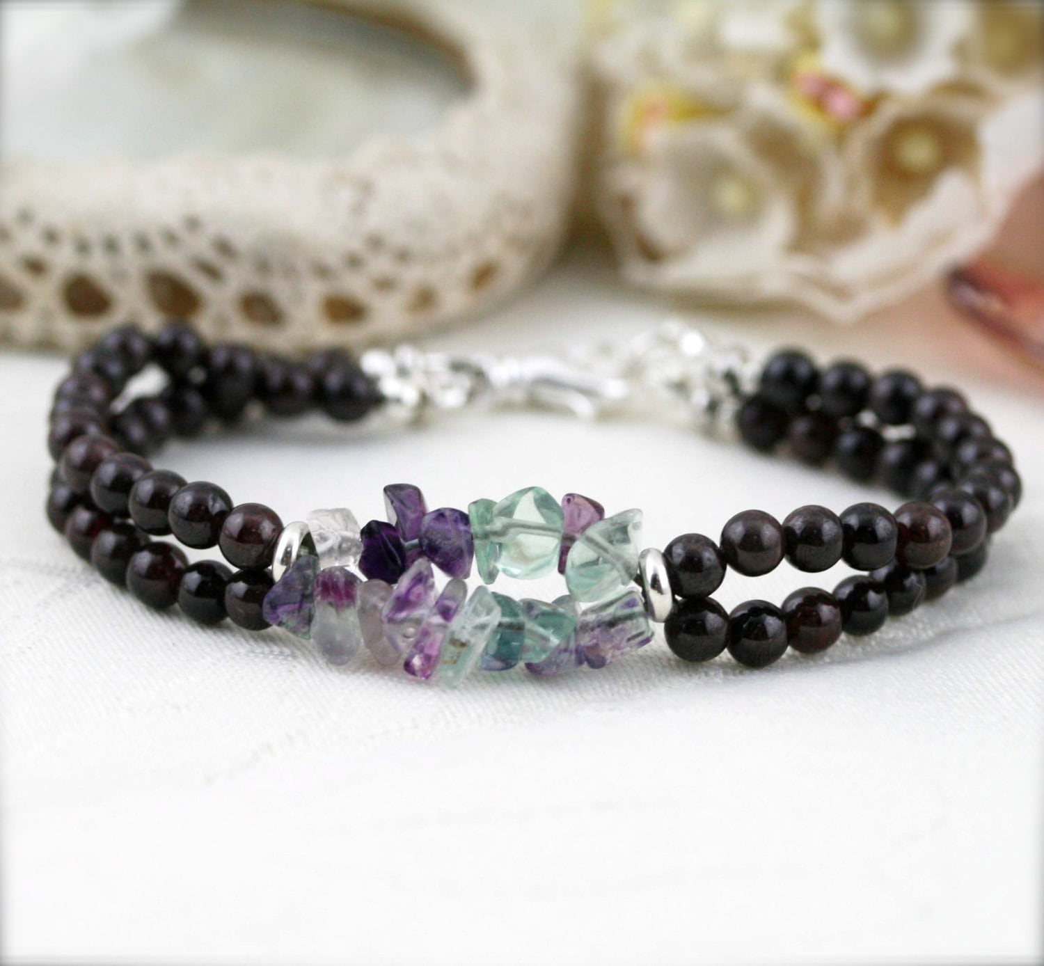 Energetisierendes Und Erfolgversprechendes Armband | Unisex - Aus Granat Fluorit Energetisierendes Und Erfolgversprechendes Armband | Unisex - Aus Granat Fluorit von sophinegiam