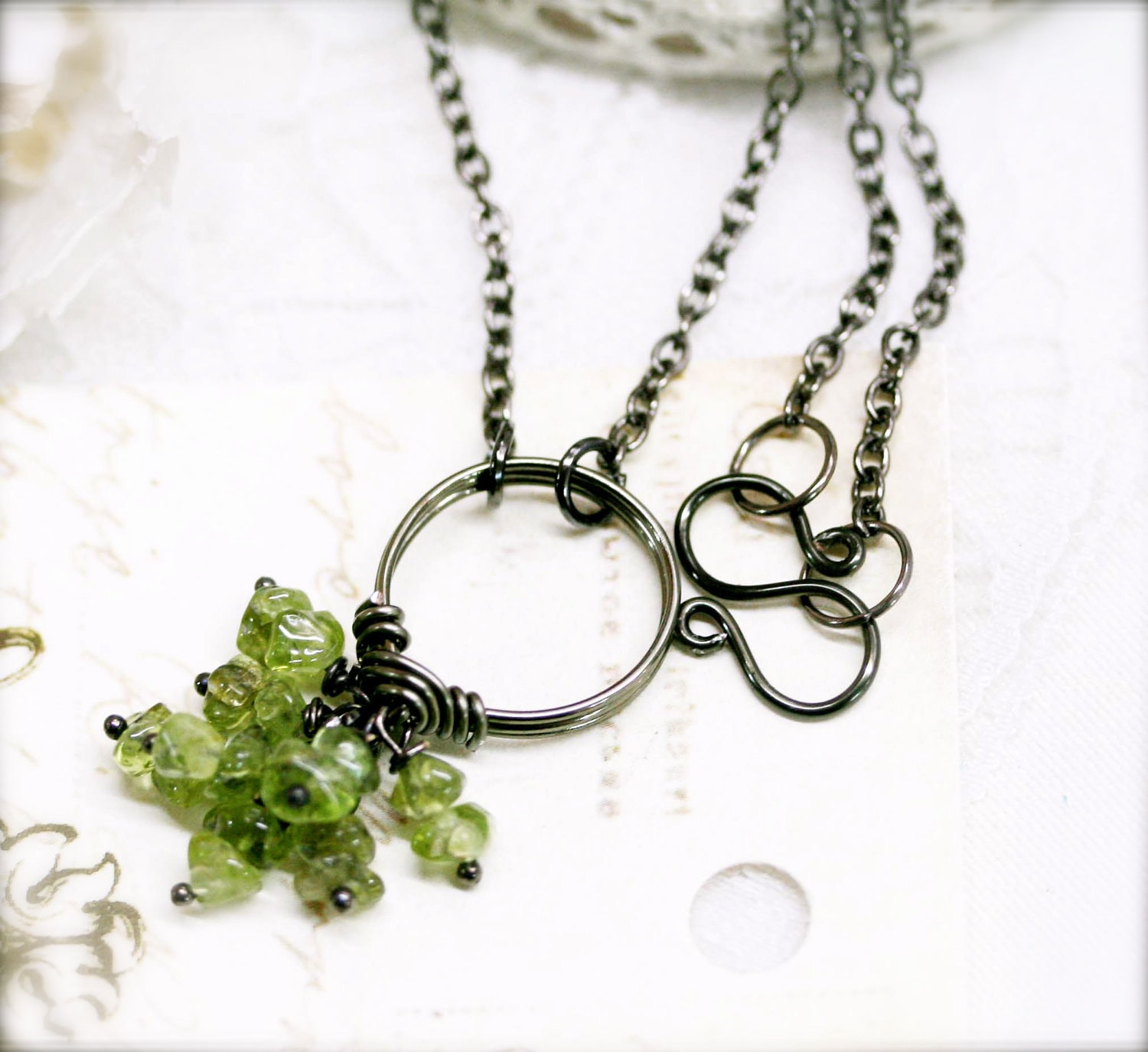 Halskette Aus Draht Gewickelt Mit Peridot Kügelchen Halskette Aus Draht Gewickelt Mit Peridot Kügelchen von sophinegiam