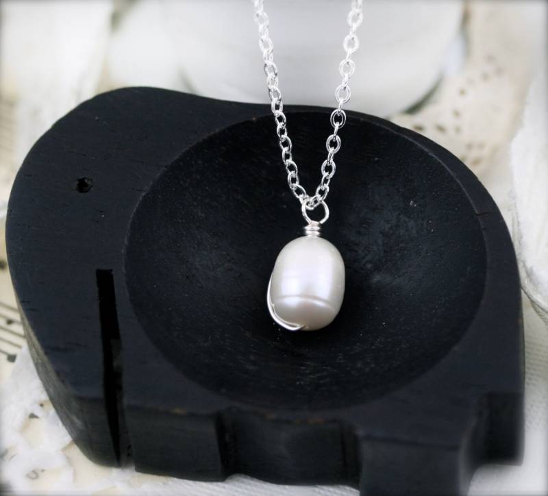 Perlenkette Mit Tropfen Und Süsswasserperle Perlenkette Mit Tropfen Und Süsswasserperle von sophinegiam