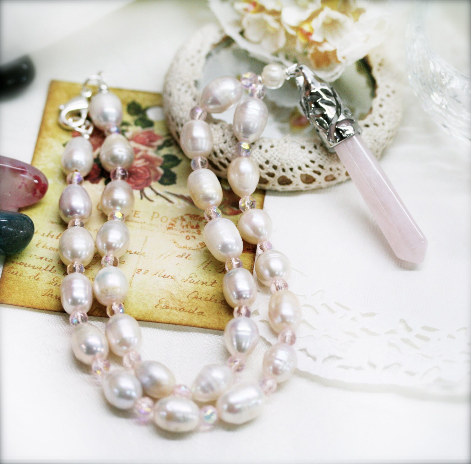 Reinheit Und Innere Harmonie Kette, Süßwasser Perle Rosenquarz Spitze Reinheit Und Innere Harmonie Kette, Süßwasser Perle Rosenquarz Spitze von sophinegiam