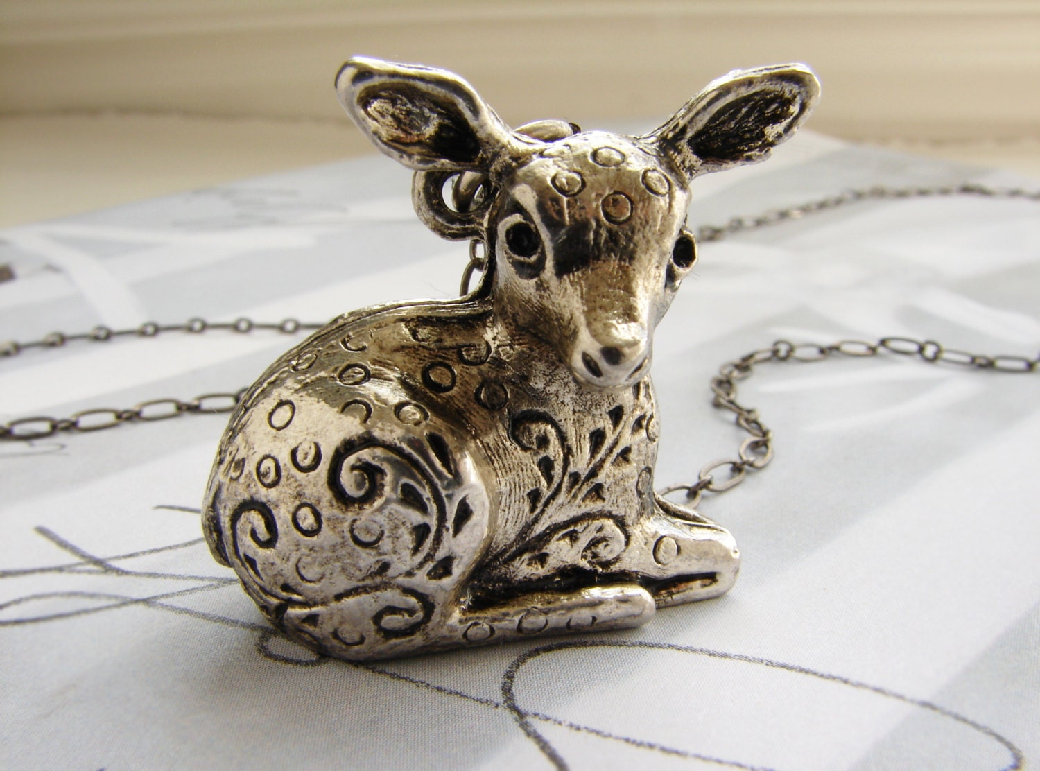 Deer Locket Halskette Graviertes Blumenmuster, Antikes Finish von soradesigns