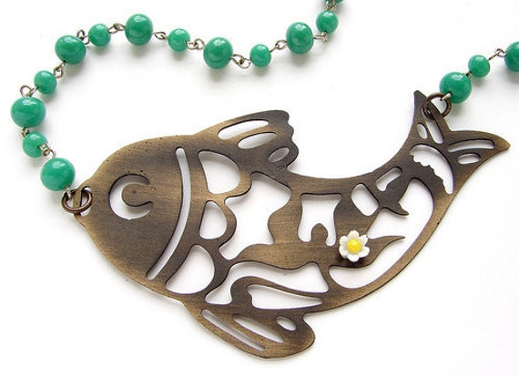 Fisch Statement Halskette, Tier Kette, Metall Koi Silhouette Vintage Grüne Jade Glasperlen Daisy Halskette von soradesigns