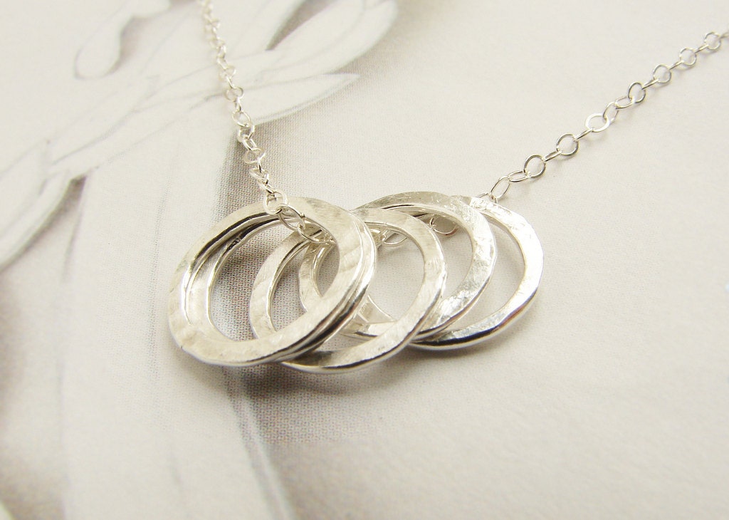 Fünf Kreise Kette, Handgehämmert Kreise, Infinity Geschenk Für Mama, Minimal Halskette Jeden Tag Fünf Kreise Kette, Handgehämmert Kreise, Infinity Geschenk Für Mama, Minimal Halskette Jeden Tag von soradesigns