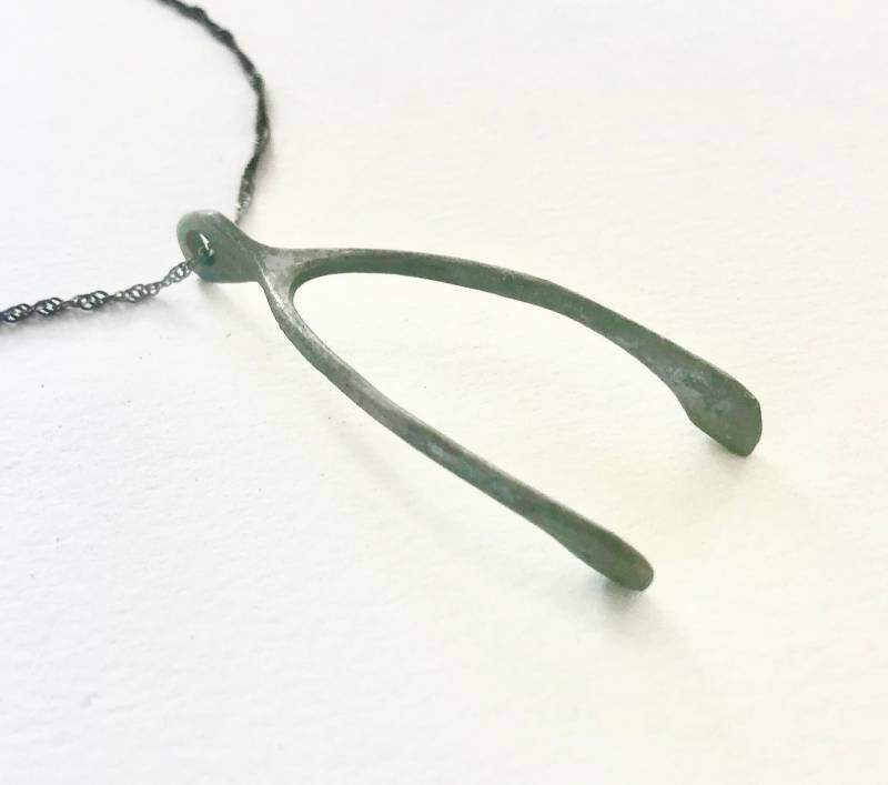 Große Messing Wishbone Halskette Antik Silber Finish, 71 cm Kette von soradesigns