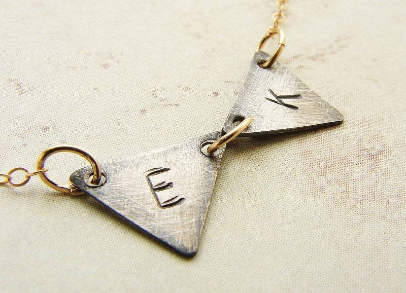 Personalisierte Anfangshalskette Zwei Sterlingsilber Dreieck-Anhänger von soradesigns