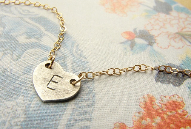 Personalisierte Initial Halskette, Custom Hand Gestempelt Herz Personalisierte Schmuck, Brautjungfer Hochzeitsgeschenk von soradesigns