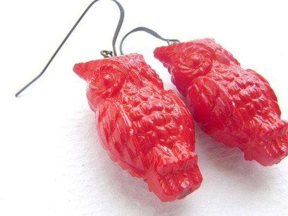 Rote Eulenohrringe - Vintage Lucite Eulen in Rot, Rote Ohrhänger Rote Eulenohrringe - Vintage Lucite Eulen in Rot, Rote Ohrhänger von soradesigns