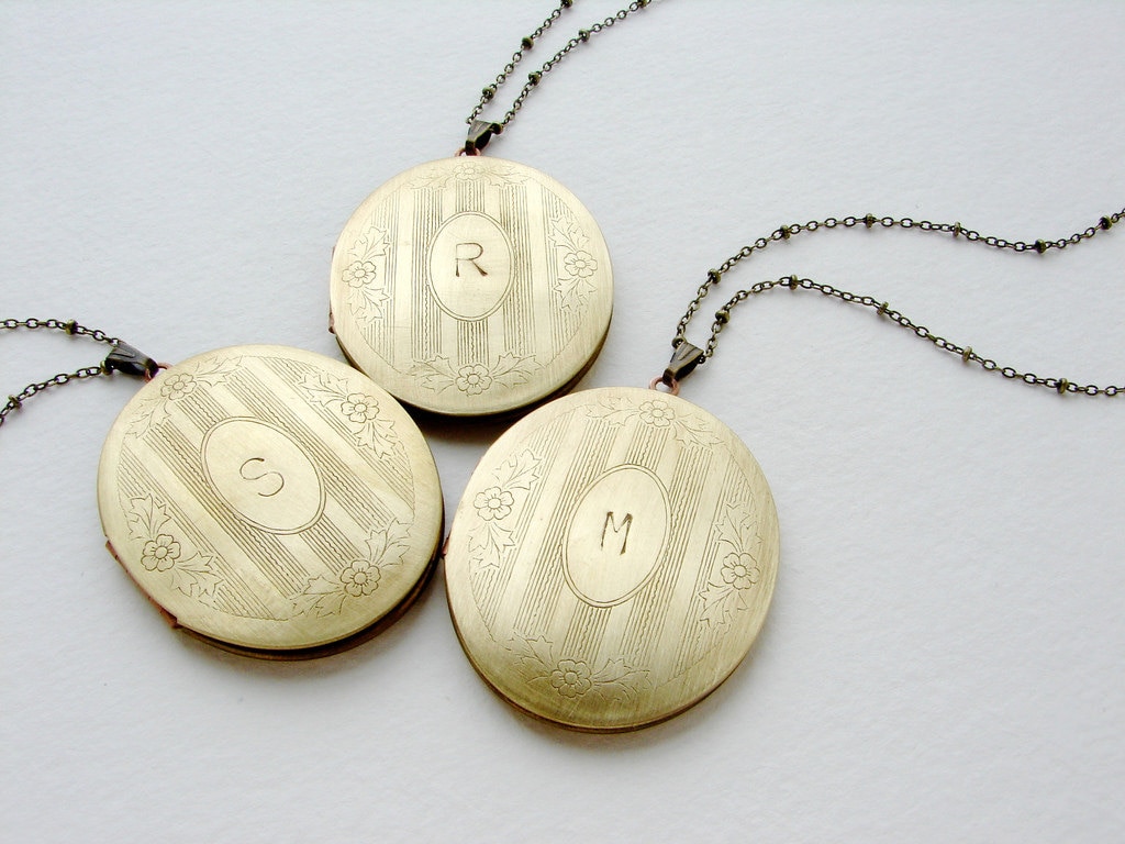 Vintage Locket Halskette, Monogramm Oval Medaillon Personalisierter Schmuck, Lange Initial Brautjungfer Schmuck Vintage Locket Halskette, Monogramm Oval Medaillon Personalisierter Schmuck, Lange Initial Brautjungfer Schmuck von soradesigns