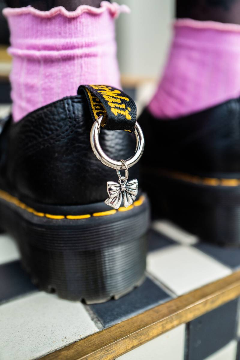 Dumme Kleine Schleife Stiefel Anhänger von sorayrayaxo