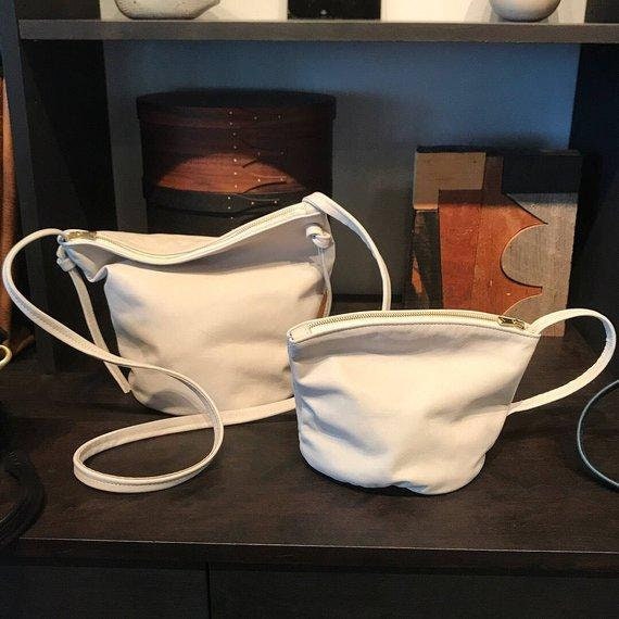 Weiße Beuteltasche Aus Leder. Umhängetasche. Leder Mit Reißverschluss. Stein Ledertasche. - Sale von sord