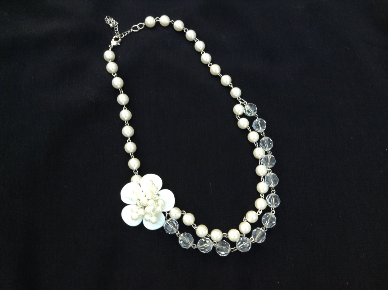 Jahrgang Pearl Und Klaren Perlen Halskette Mit Blume Schöne Hochzeit Schmuck von sorellasvintagejewel