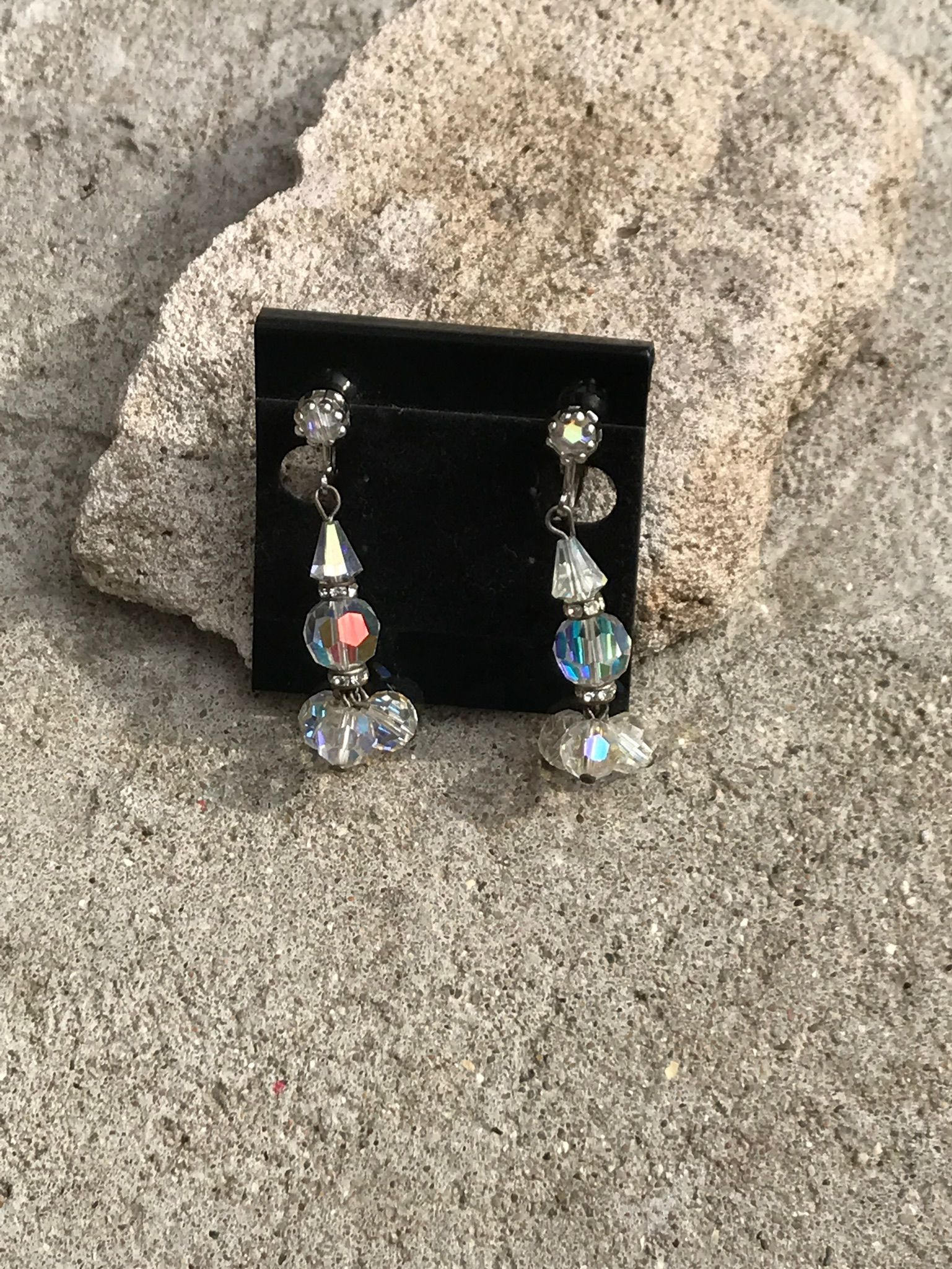 Vintage Glas Perlen Ohrringe Aurora Borealis Clip Auf Hochzeit Schmuck von sorellasvintagejewel