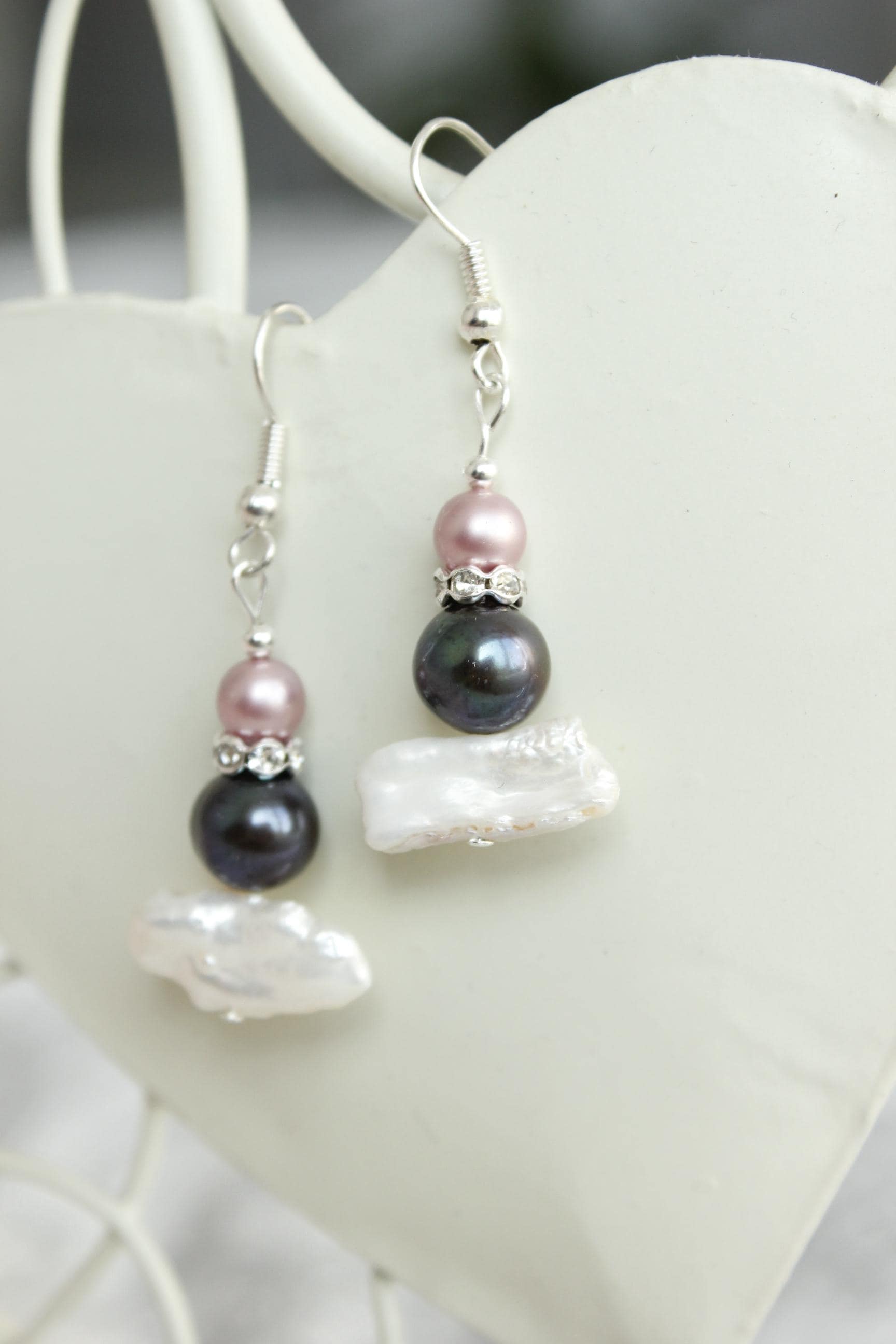 Biwa Perlen Hängeohrringe Süßwasserperle & Swarovski Akzent von sorocodesigns