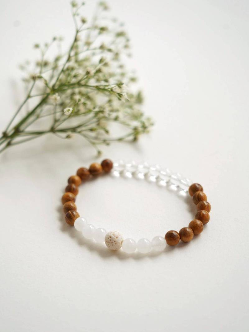 Edelstein Armband „Hoffnung" - Weiße Jade & Bergkristall Mit Goldenem Rosenholz | 5 Gefühle Kollektion Zuversicht, Klarheit Und Frieden von soulyogashop