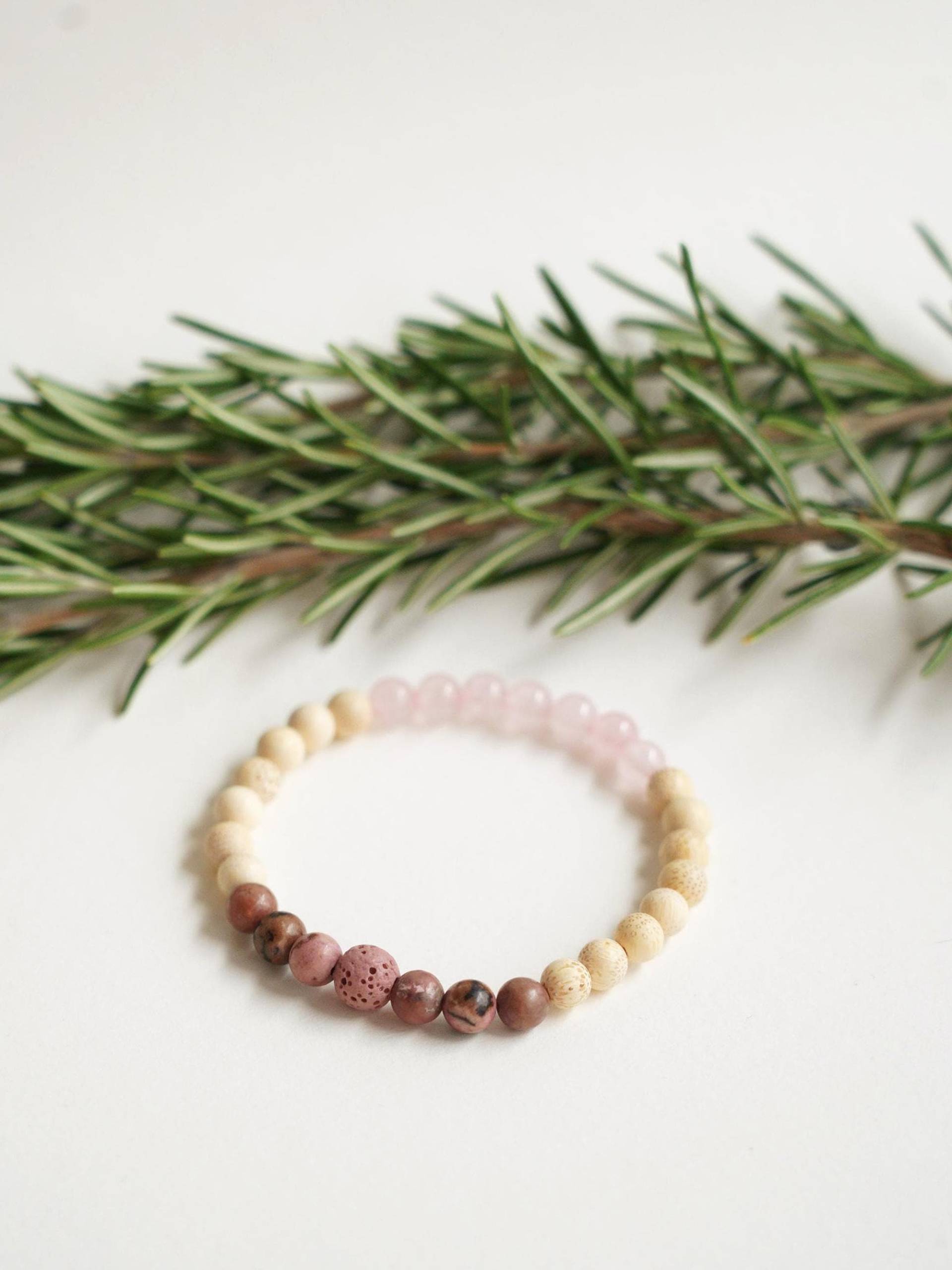 Edelstein Armband „Trost" - Rosenquarz & Rhodonit Mit Hellem Bambusholz | 5 Gefühle Kollektion Liebe, Mitgefühl Und Emotionale Heilung von soulyogashop