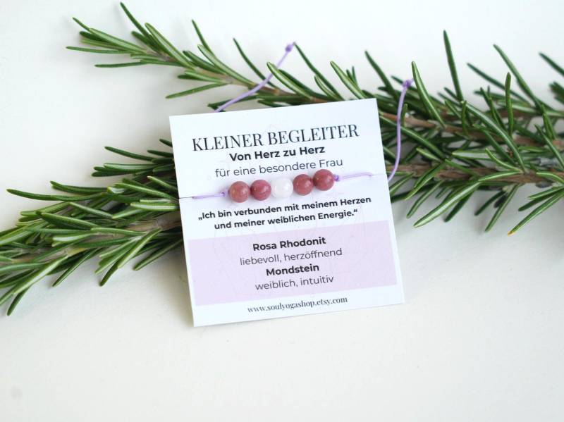 Kleiner Begleiter "Von Herz Zu Herz" - Edelsteinarmband Rhodonit & Mondstein, Weibliche Energie, Geschenk Für Frauen, Freundschaftsarmband von soulyogashop