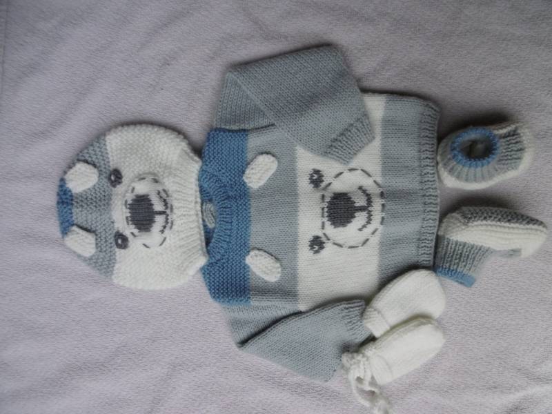 Handgestricktes Layette-Set Handgestricktes Layette-Set von souricettecreation
