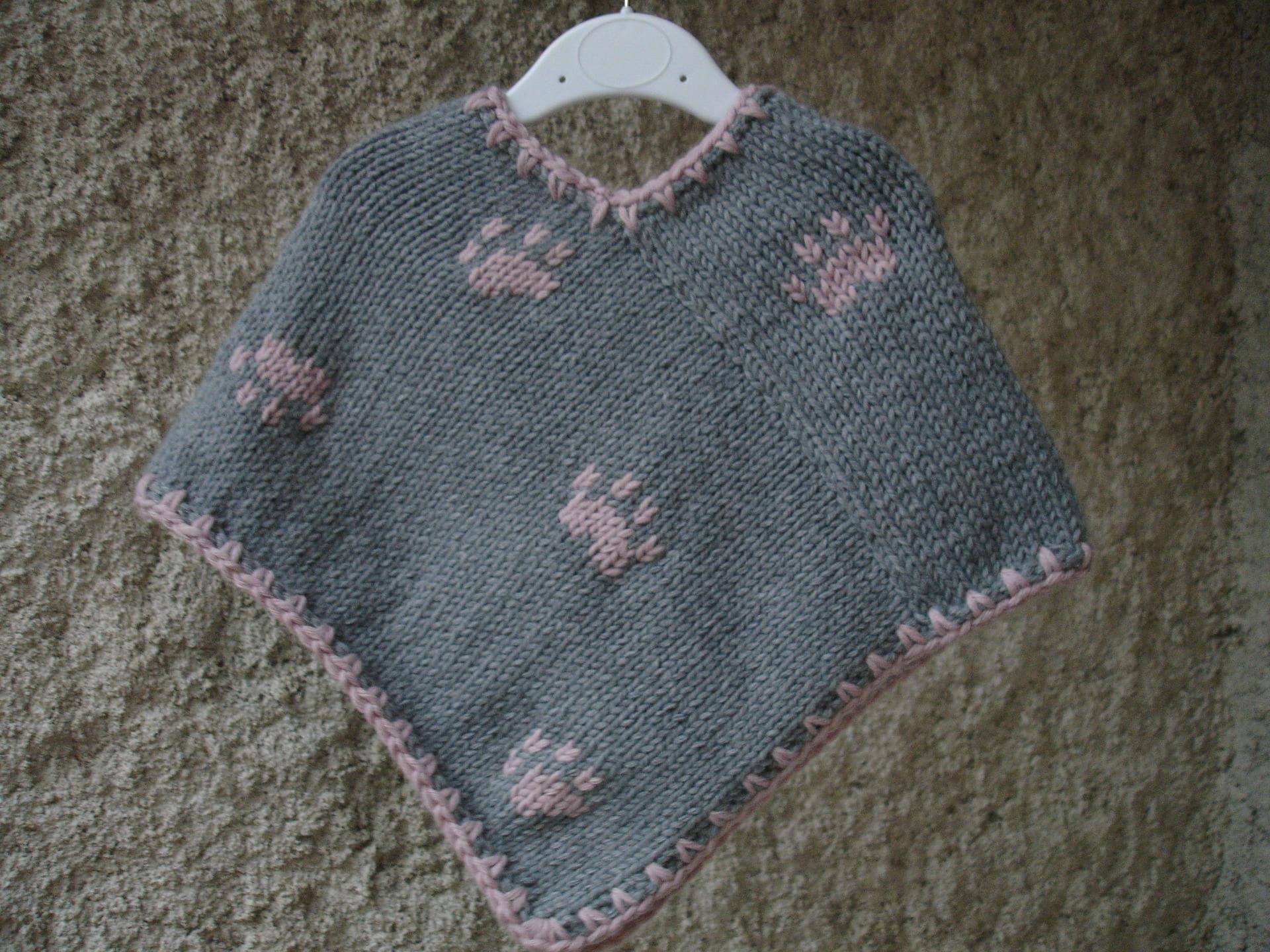 Poncho Baby Und Kind Muster Pfotendrucke Verschiedene Variationen Handgestrickt Von 3 Monaten Bis 4 Jahren von souricettecreation