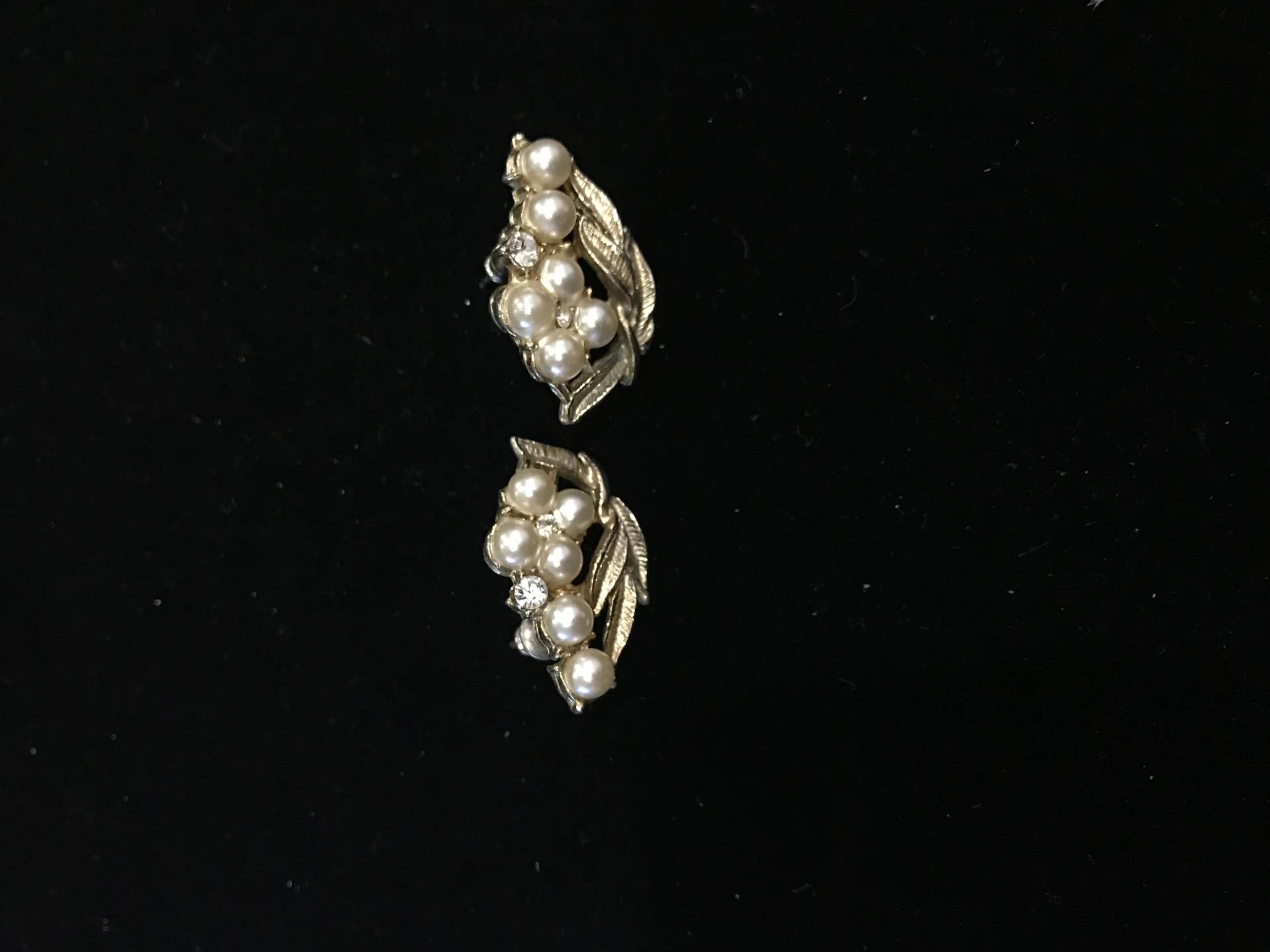 Blätter Und Simulierte Perle Post Ohrringe von southseapearlco