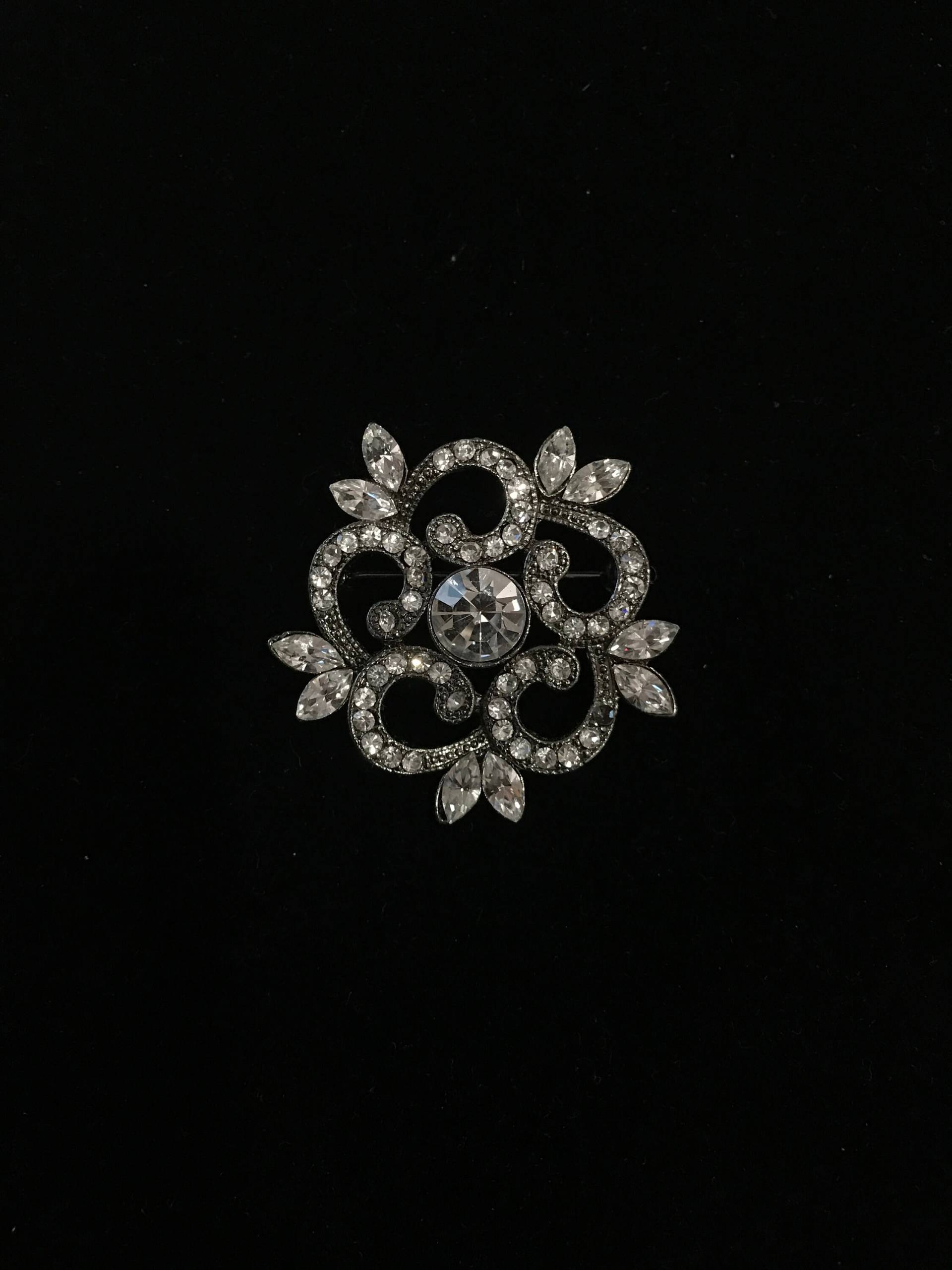 Grau Floral Design Brosche Mit Strass Akzent von southseapearlco