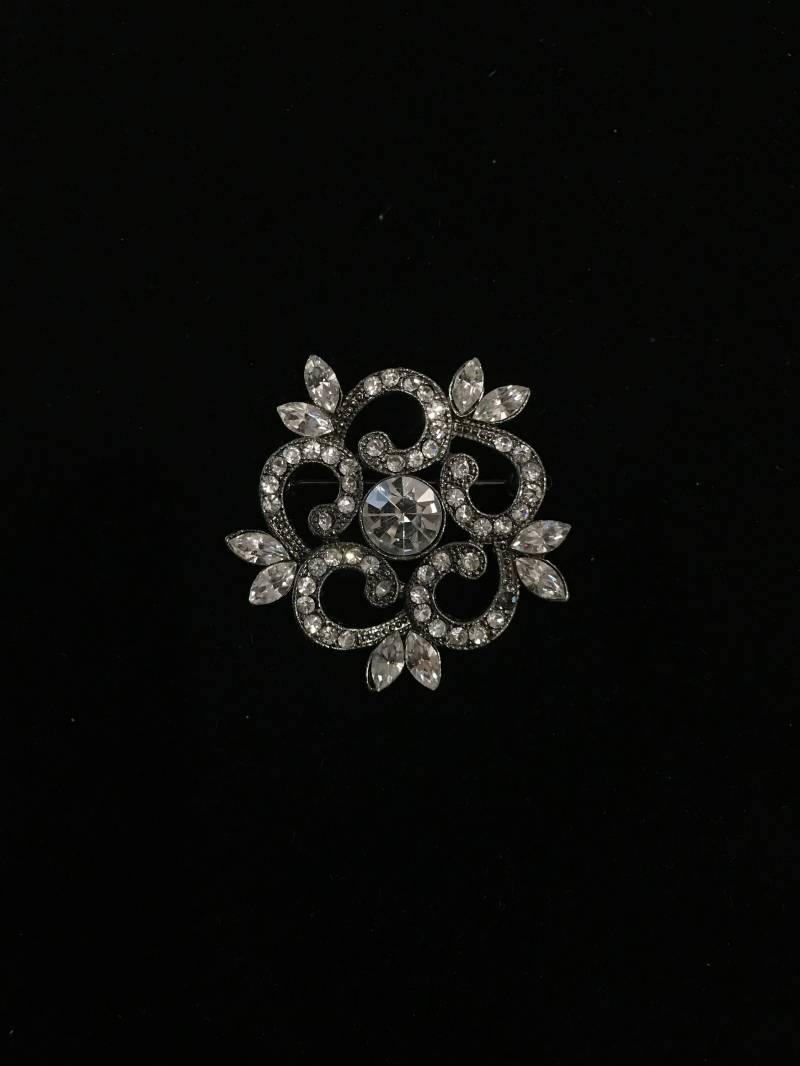 Grau Floral Design Brosche Mit Strass Akzent Grau Floral Design Brosche Mit Strass Akzent von southseapearlco