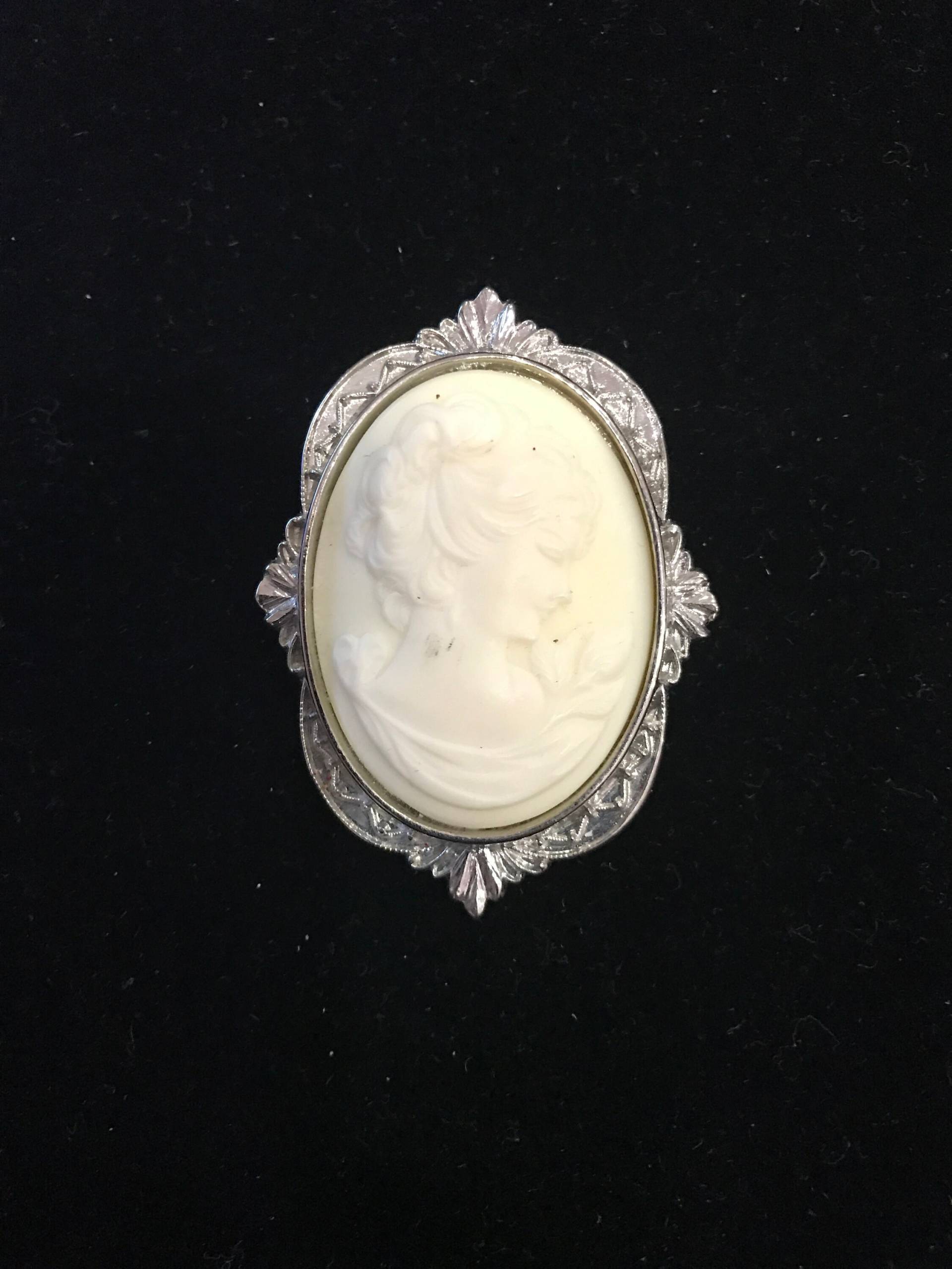 Junge Frau Büste Cameo Pin Junge Frau Büste Cameo Pin von southseapearlco