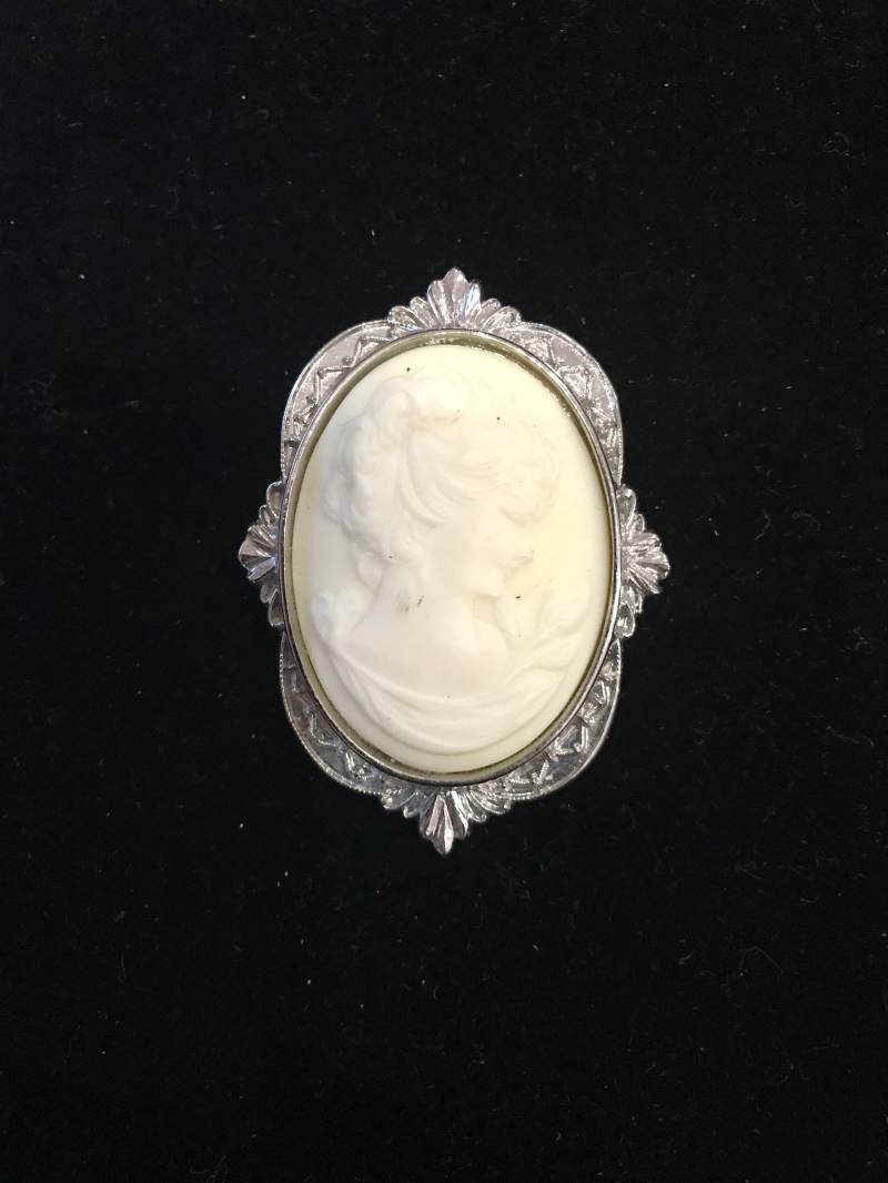 Junge Frau Büste Cameo Pin Junge Frau Büste Cameo Pin von southseapearlco