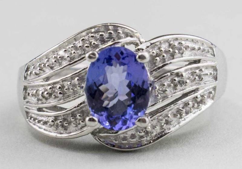 Tanzanit Und Weißer Saphir-Ring Tanzanit Und Weißer Saphir-Ring von southseapearlco