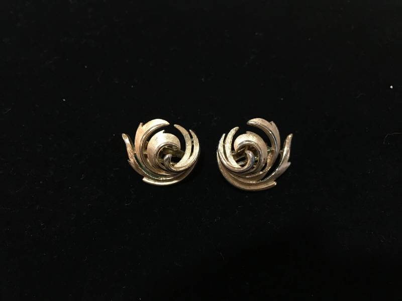 Trifari Wirbel Ohrringe Trifari Wirbel Ohrringe von southseapearlco