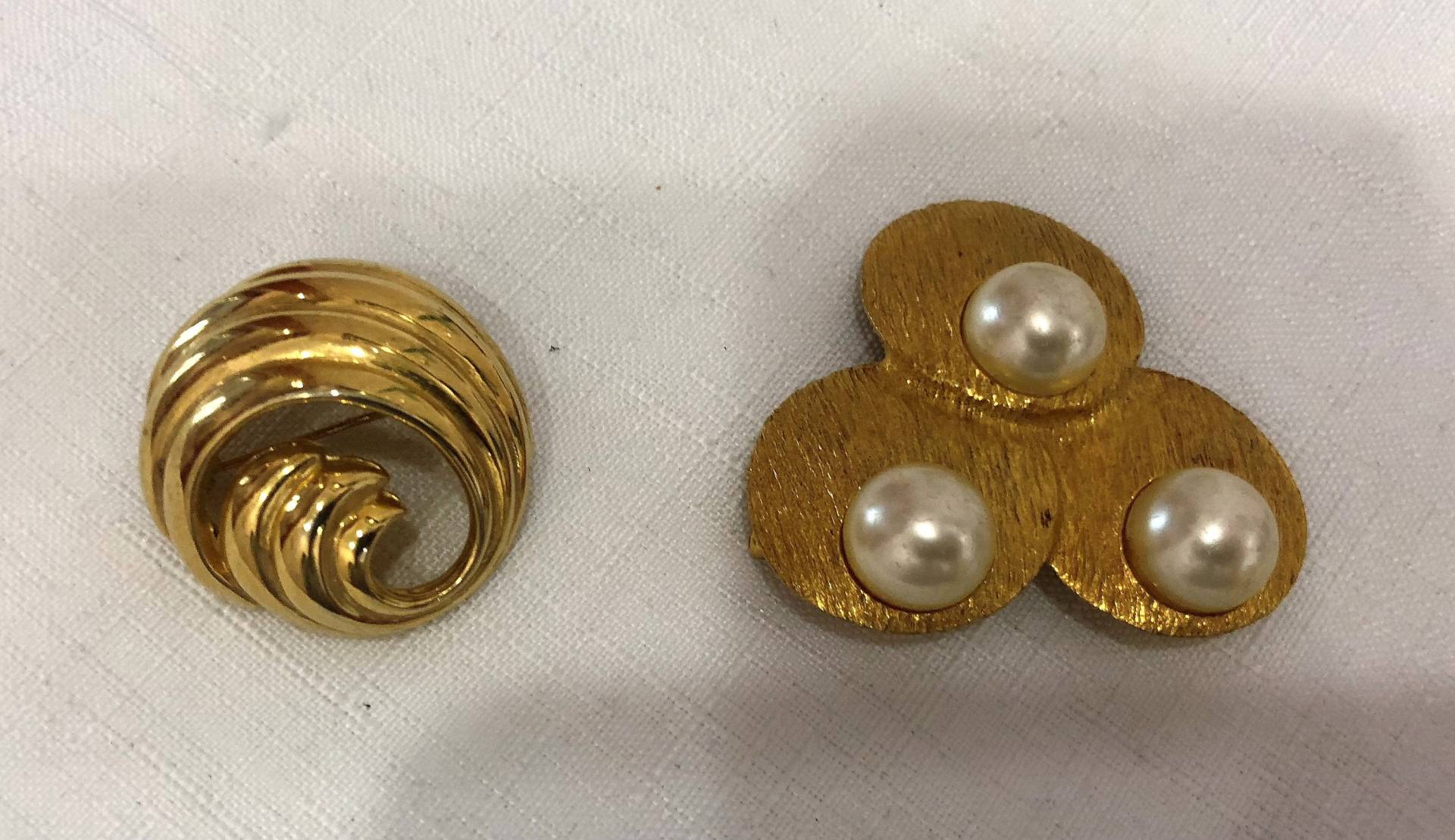 Zwei Broschen von southseapearlco
