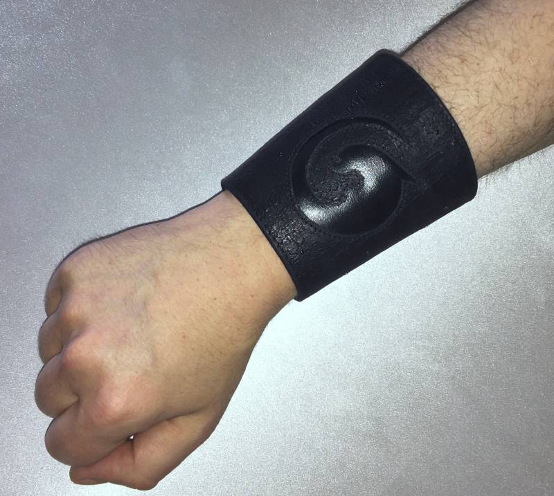 Alien Manschette Ledermanschette Cuff Schwarz Mit Geldfach Lederarmband Armband Manschettenarmband Alienmotiv Geldbörse Stulpe Armstulpe von spaceleder