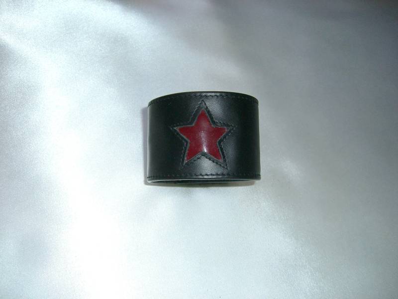 Lederarmband Armband Schwarz Geldbörse Roter Stern Handgelenkbörse Mit Geldversteck Geheimfach Sternmotiv Portemonnaie Wrist Wallet von spaceleder