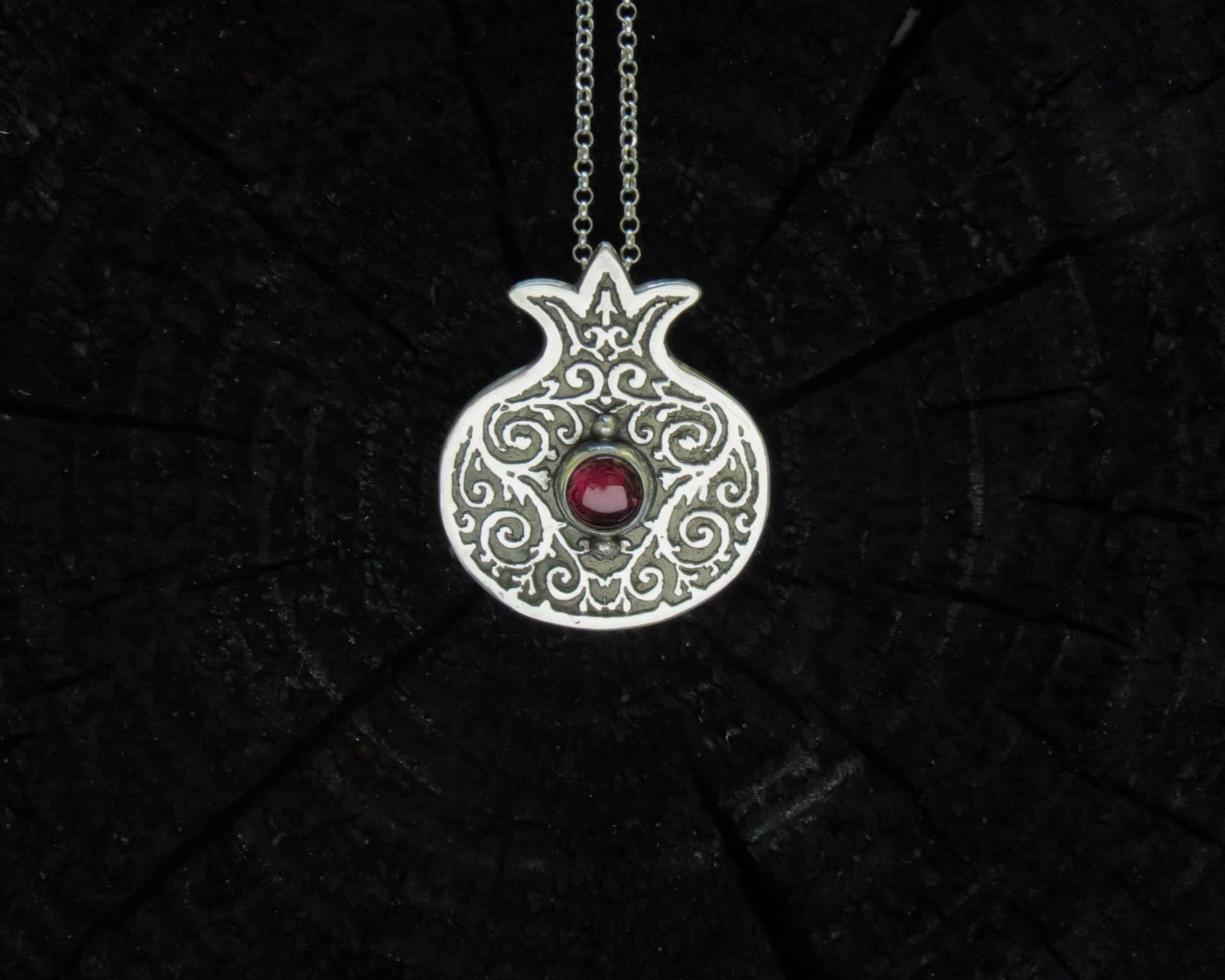Granatapfel Anhänger - Sterling Silber Halskette Granat Granatapfel Anhänger - Sterling Silber Halskette Granat von spaceweaver