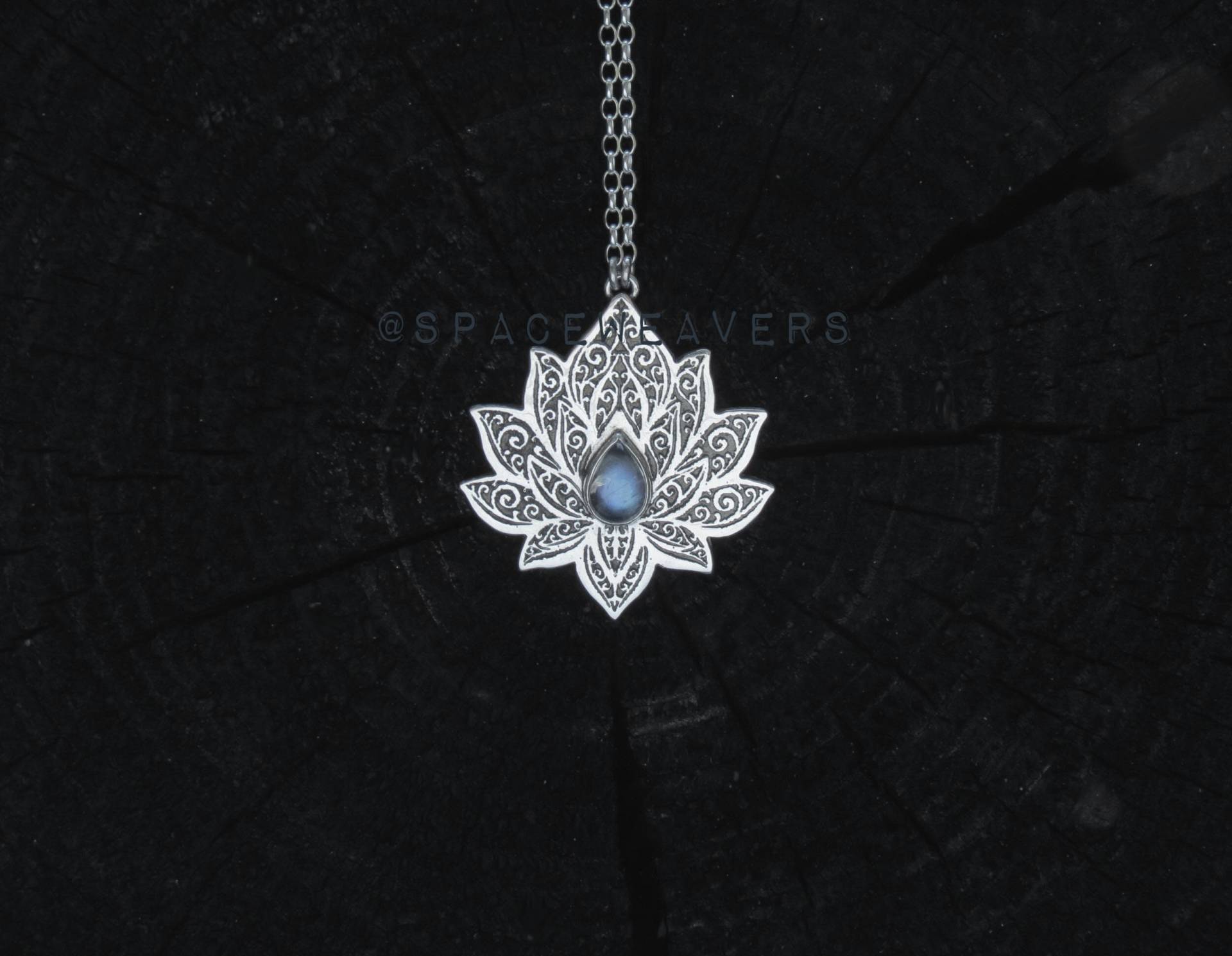 Lotus Halskette - Seerose Silber Regenbogen Mondstein Herz Chakra Lotus Halskette - Seerose Silber Regenbogen Mondstein Herz Chakra von spaceweaver