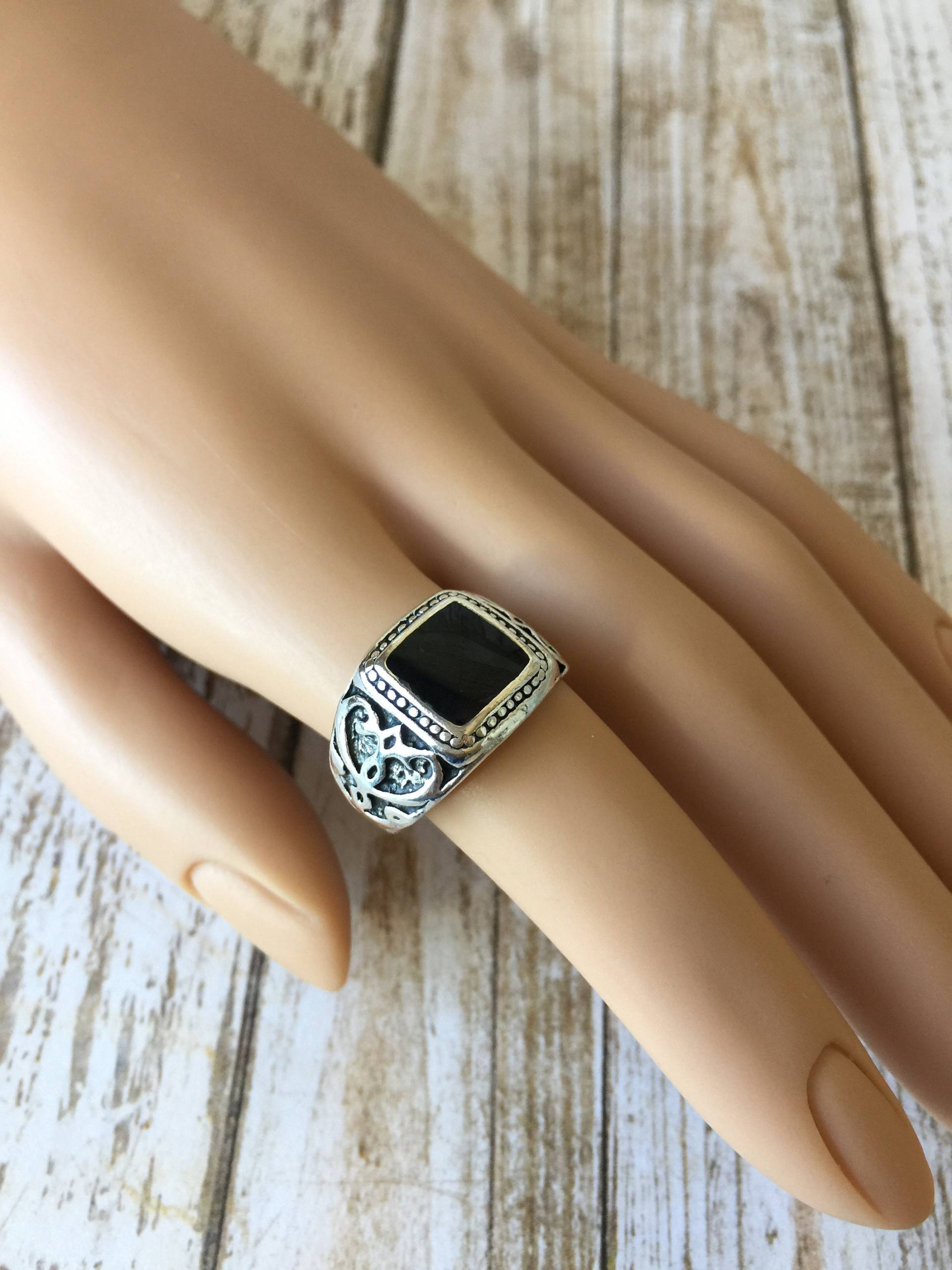 Boho-stil Ring, Vintage-Look Und Schwarzem Kunstharz Größe 8 Boho-stil Ring, Vintage-Look Und Schwarzem Kunstharz Größe 8 von sparklinggirl
