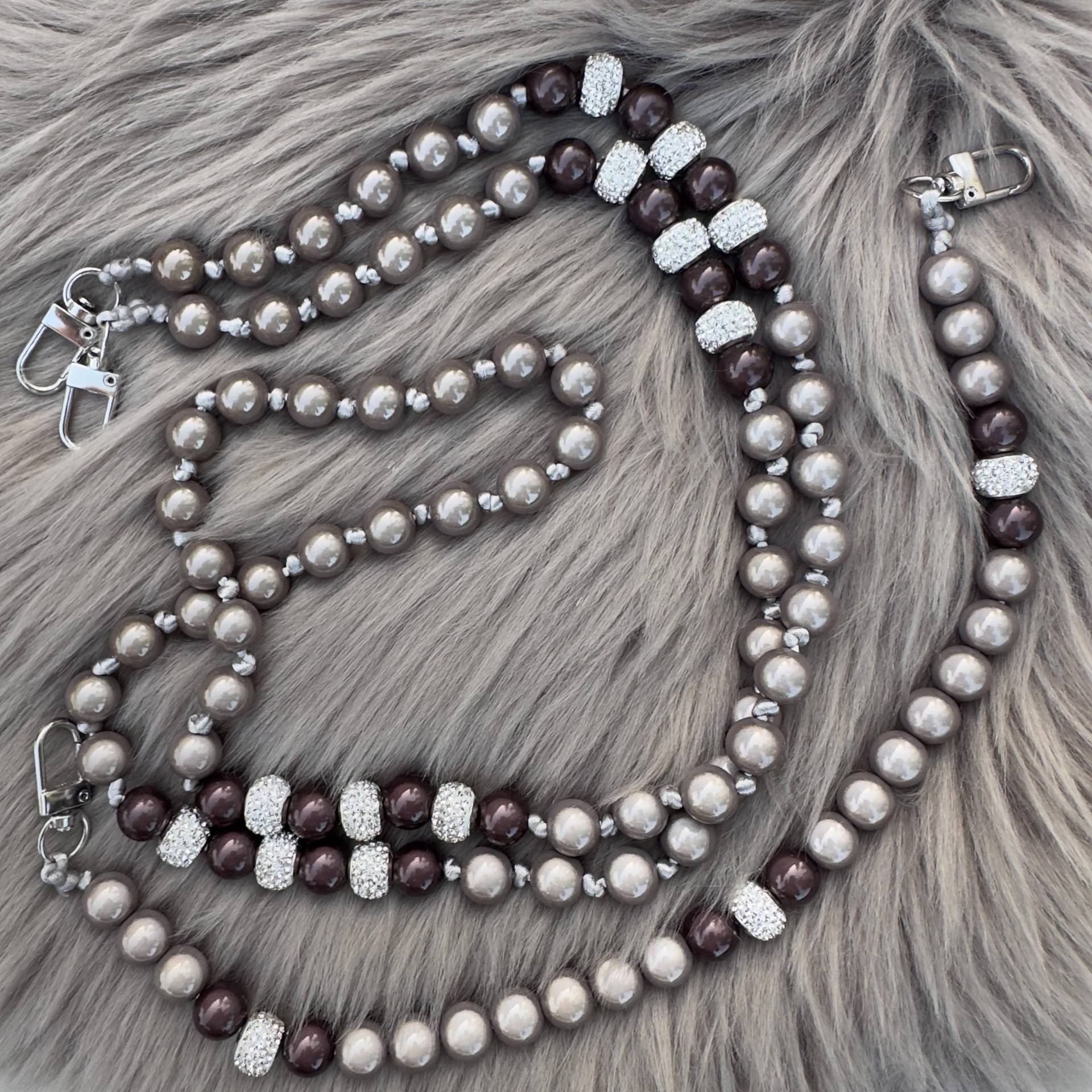 Wunderschöne Handykette + Passende Taschenkette Mit Magic Pearls & Süßen Detailperlen Glitzer in Anthrazit/Grau von sparklingheavenbylu